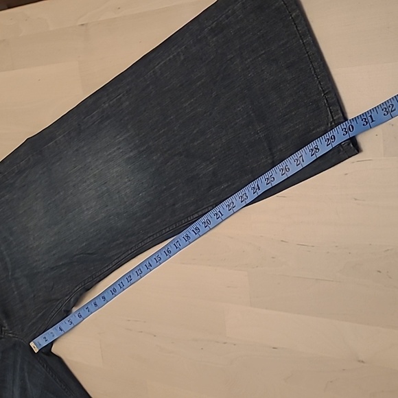 LIKE NEW Levi's 559 Relaxed Straight Medium Wash Mens Jeans - Picture 13 of 14